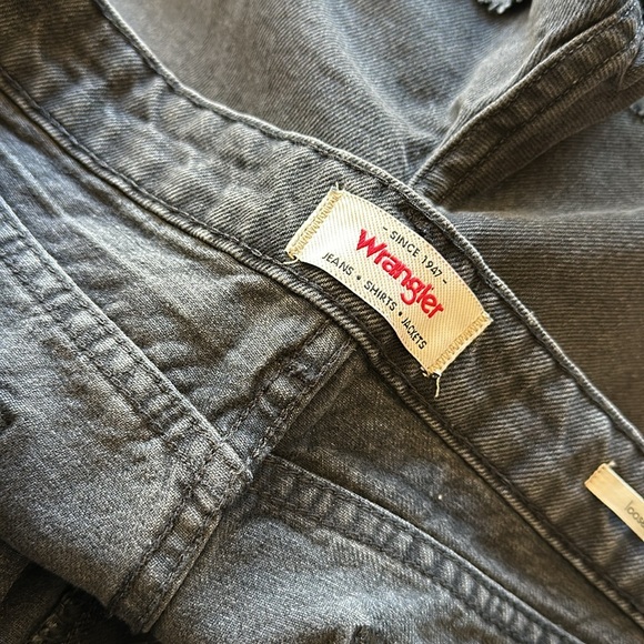 NWT Wrangler Women's Destructed Denim Loose Roll Short Moonlight - Picture 6 of 10